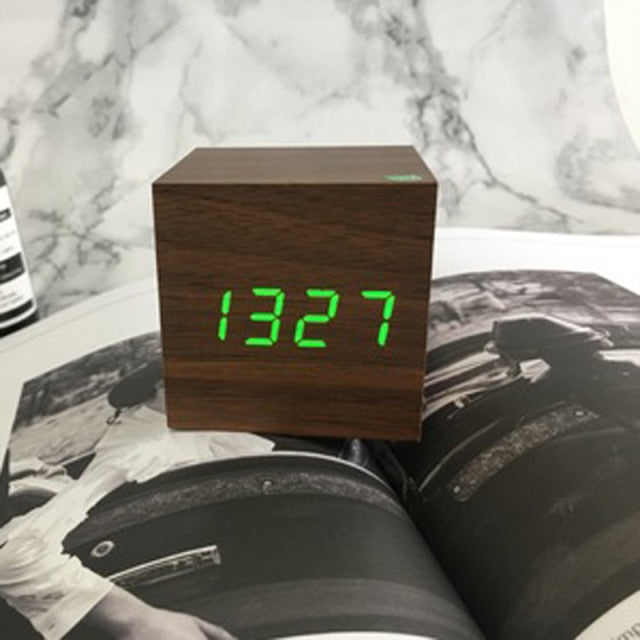 Digitale LED Wekker met Spraakbesturing en Modern Design 9