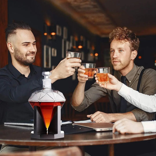 Whiskey Karaf Diamantvorm met Houten Houder 3