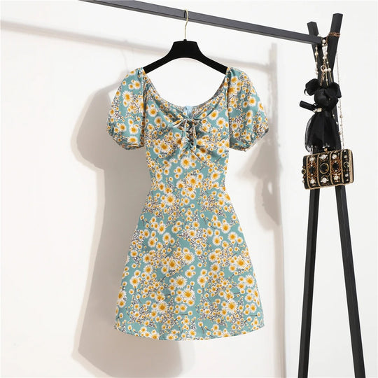 Damesjurk met gebloemde chiffon pofmouwen