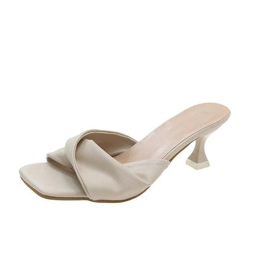 Dames muiltjes met spitse neus en hoge hak