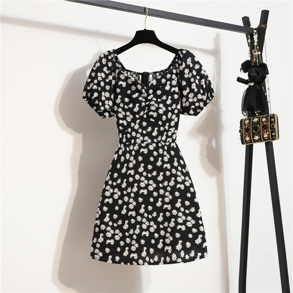 Damesjurk met gebloemde chiffon pofmouwen