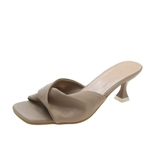 Dames muiltjes met spitse neus en hoge hak