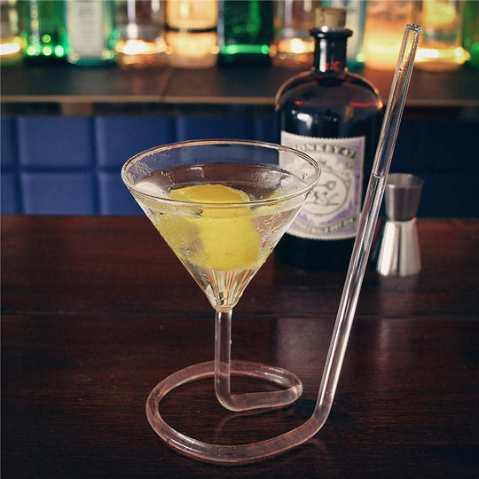 Cocktailglas met spiraalvormige rietjes