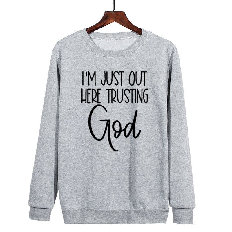 I'm Just Out Here Trusting GOD - Sweatshirt Belleza