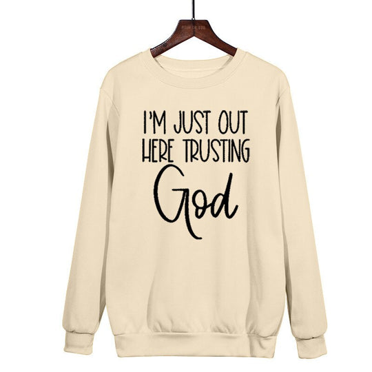 I'm Just Out Here Trusting GOD - Sweatshirt Belleza