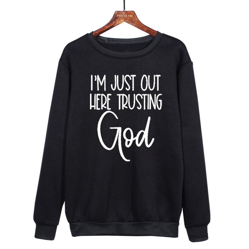 I'm Just Out Here Trusting GOD - Sweatshirt Belleza