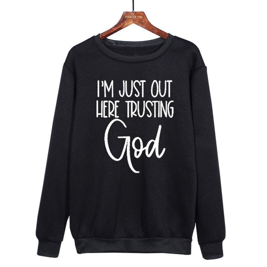 I'm Just Out Here Trusting GOD - Sweatshirt Belleza