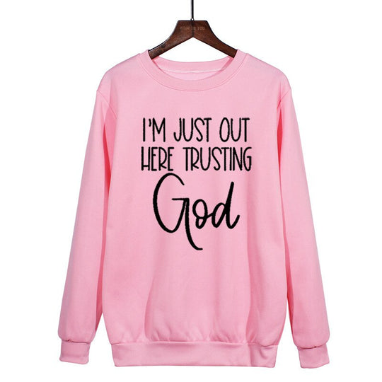 I'm Just Out Here Trusting GOD - Sweatshirt Belleza