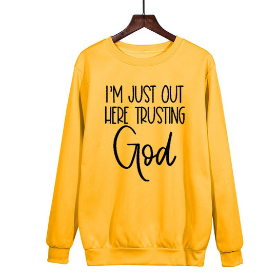 I'm Just Out Here Trusting GOD - Sweatshirt Belleza
