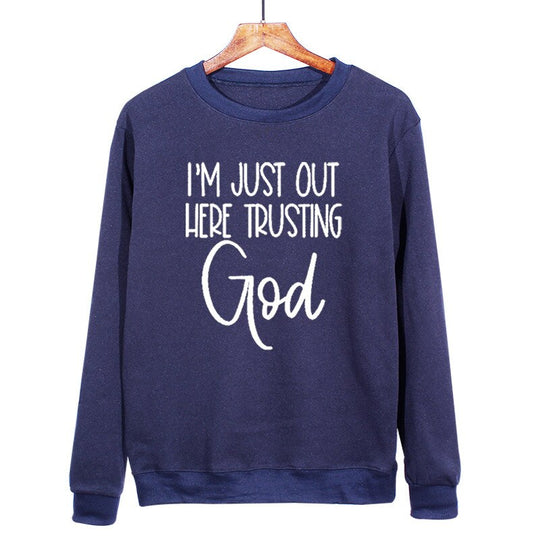 I'm Just Out Here Trusting GOD - Sweatshirt Belleza