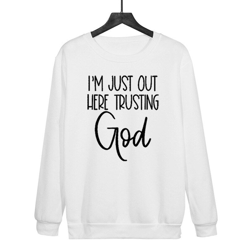 I'm Just Out Here Trusting GOD - Sweatshirt Belleza