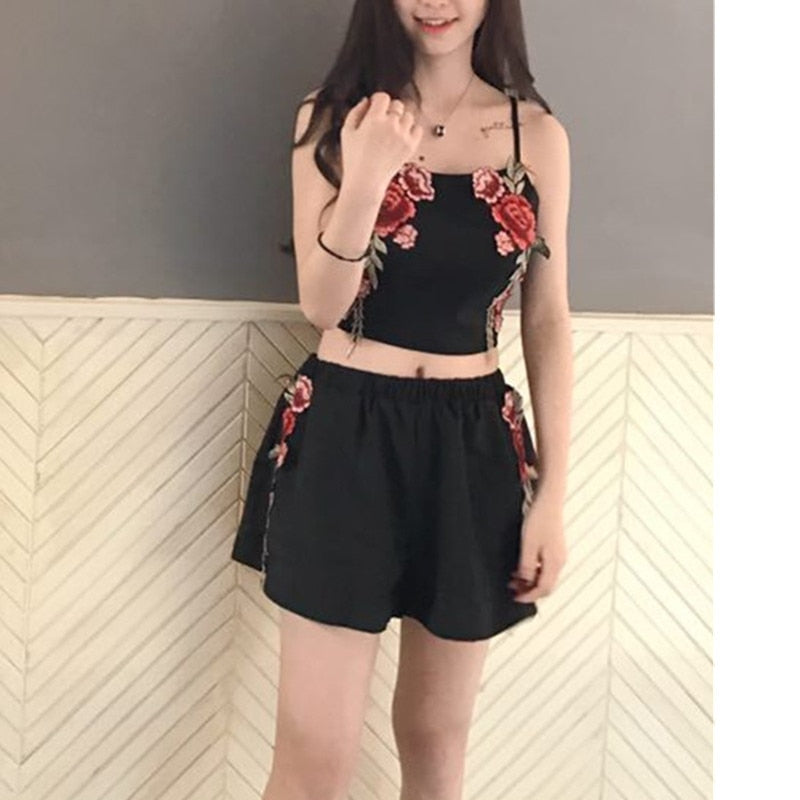 Set met geborduurde crop top en short met bloemen Belleza