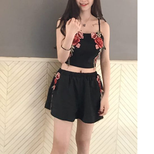Set met geborduurde crop top en short met bloemen Belleza