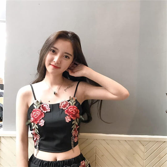 Set met geborduurde crop top en short met bloemen Belleza