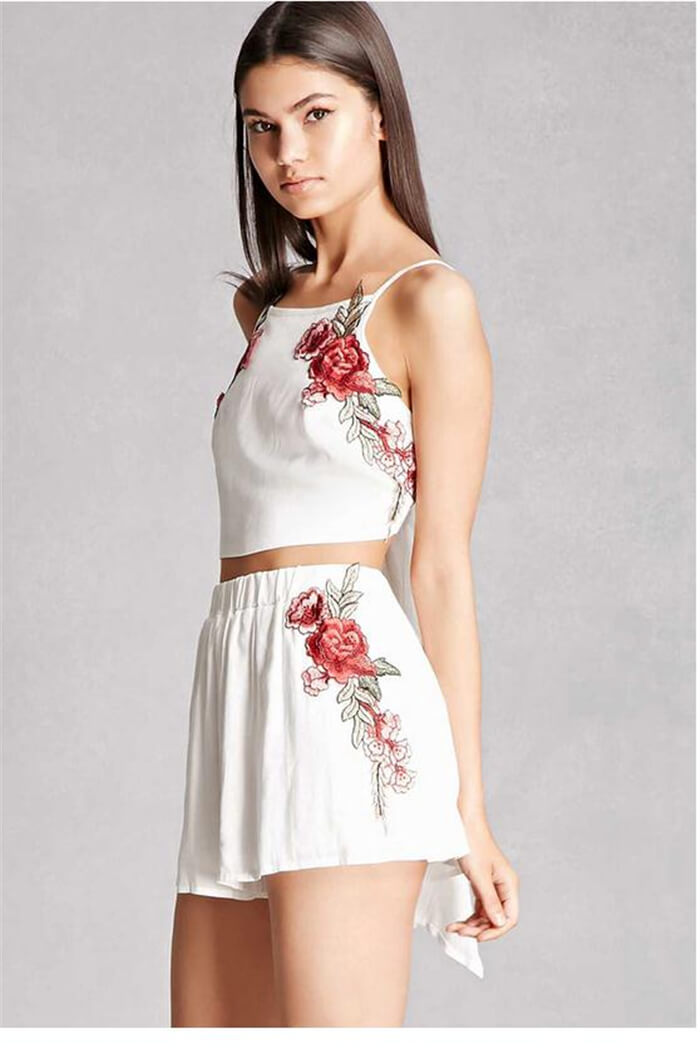 Set met geborduurde crop top en short met bloemen Belleza