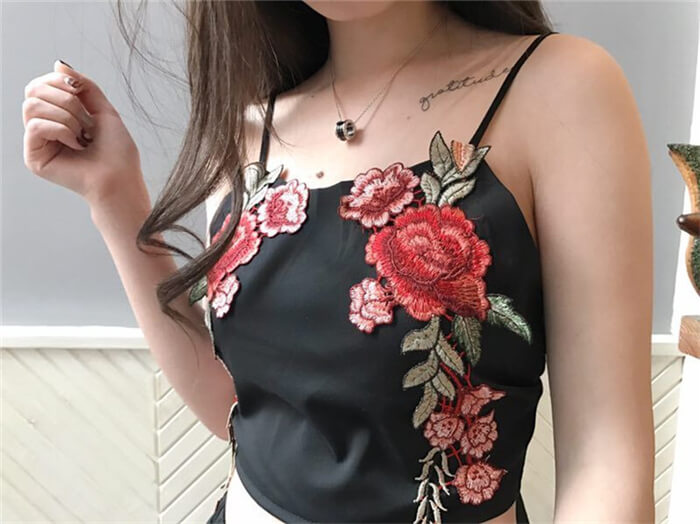 Set met geborduurde crop top en short met bloemen Belleza