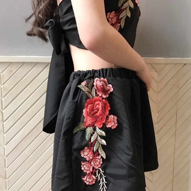 Set met geborduurde crop top en short met bloemen Belleza