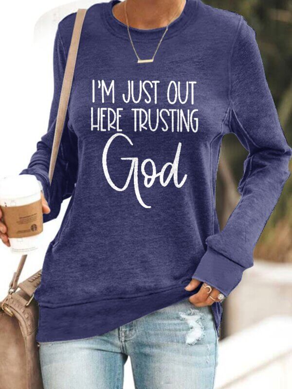 I'm Just Out Here Trusting GOD - Sweatshirt Belleza