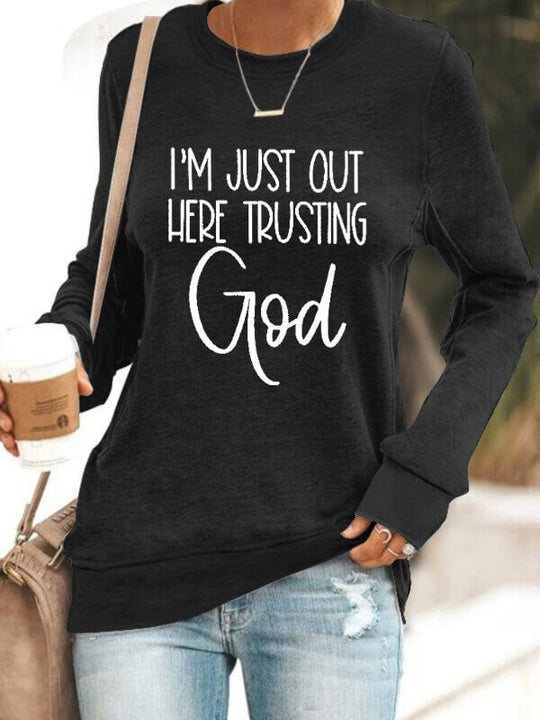 I'm Just Out Here Trusting GOD - Sweatshirt Belleza