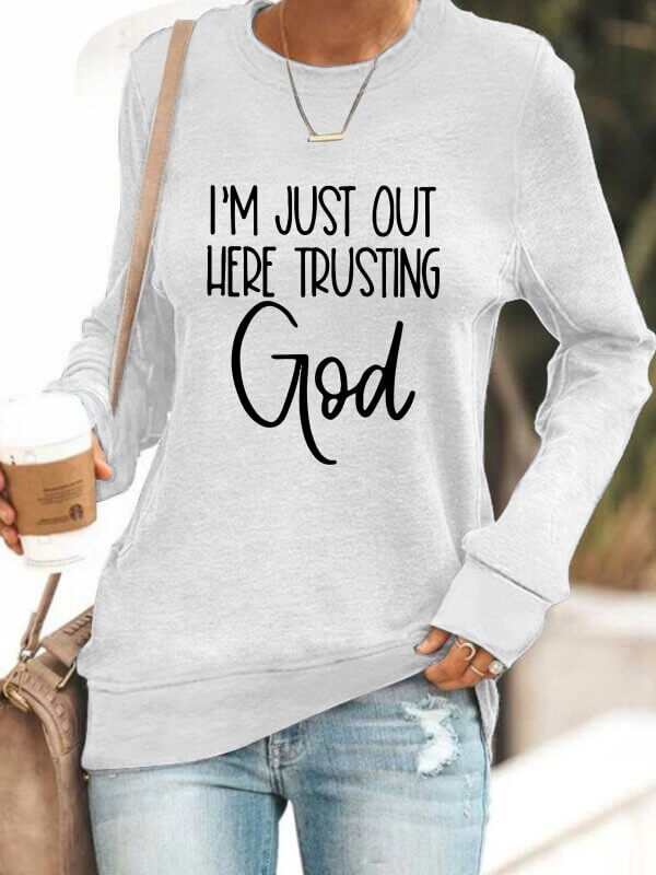 I'm Just Out Here Trusting GOD - Sweatshirt Belleza