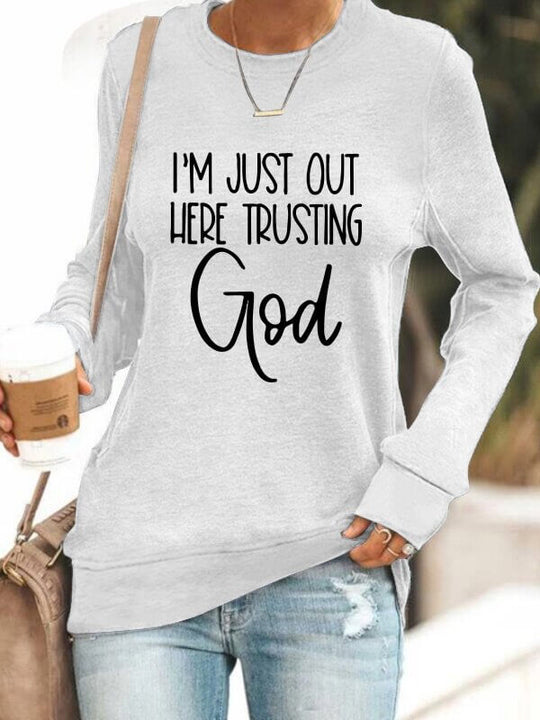 I'm Just Out Here Trusting GOD - Sweatshirt Belleza
